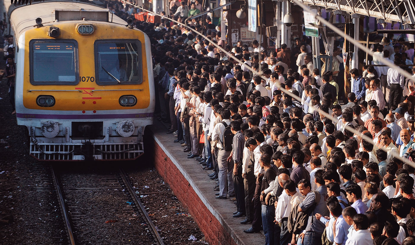 crowded train platform in Mumbai