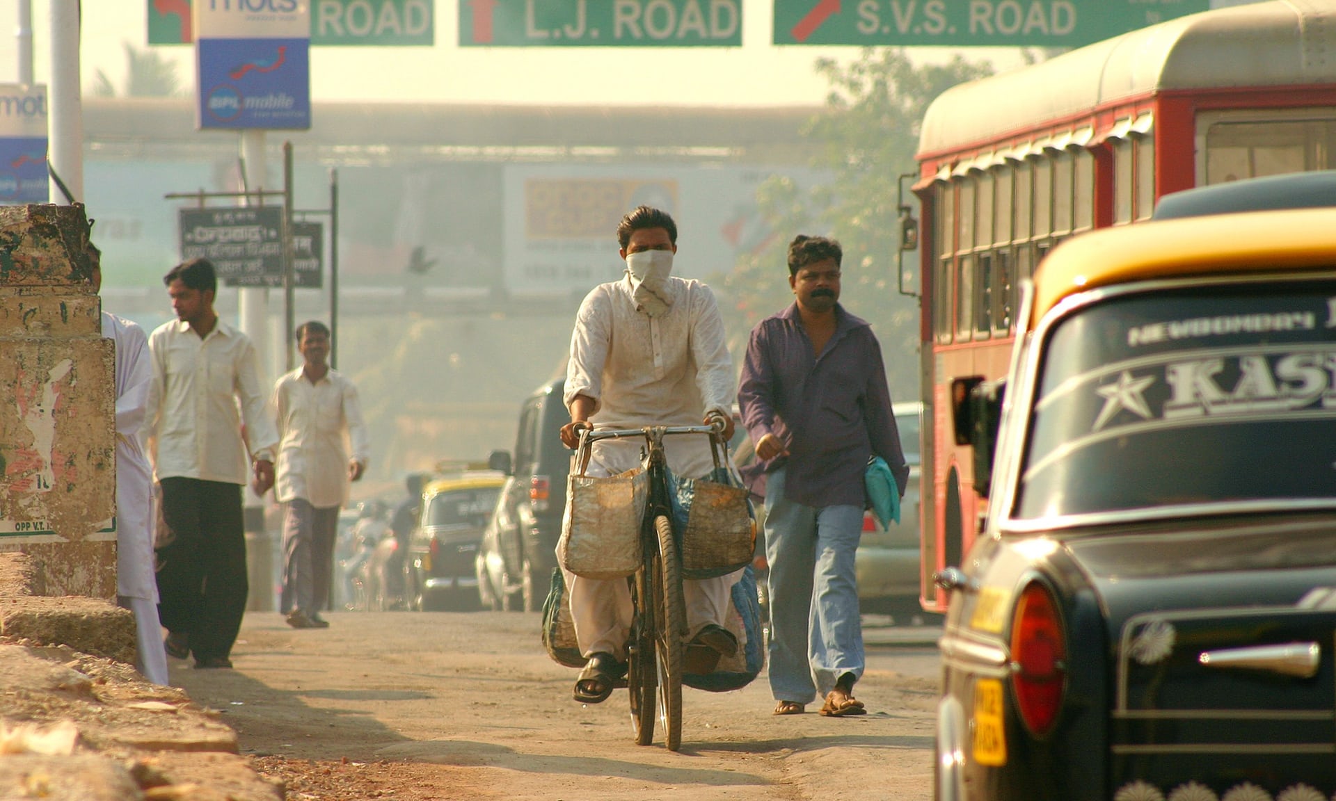 cyclist in the streets of mumbai